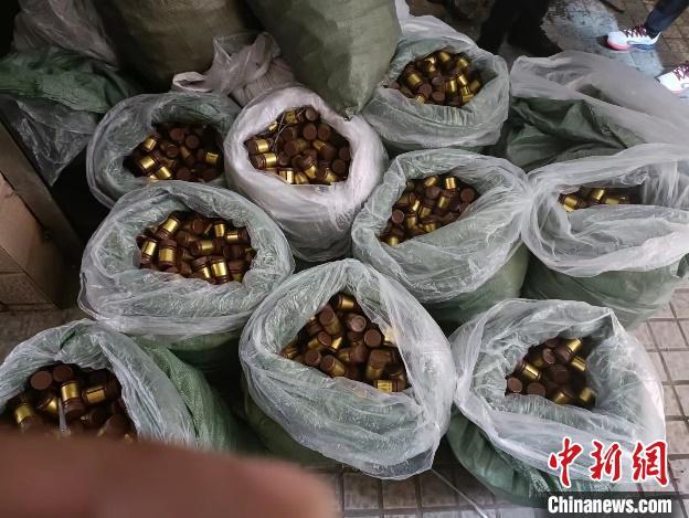 大连市市场监管局供图随后,专案组组织30余名干警和市场监管执法人员
