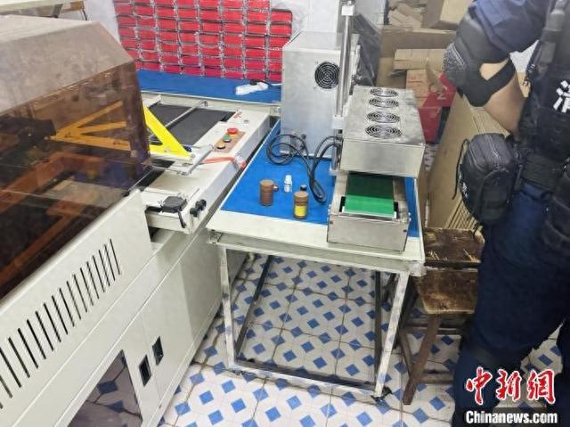 大连市市场监管局供图2022年12月29日,邹某某携带香港"益安宁丸"样品