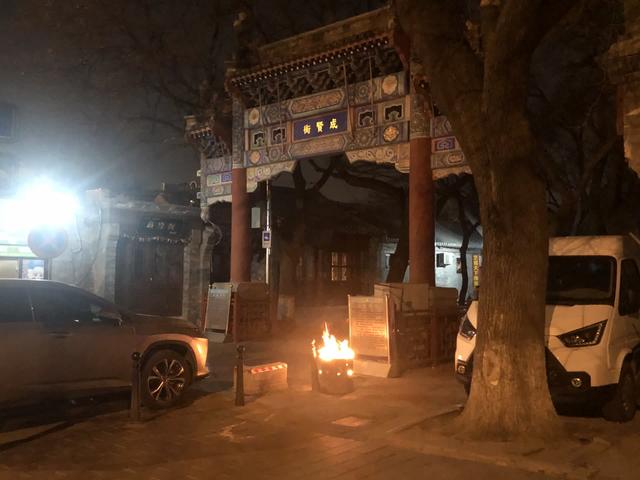 树林下草地里明火烧纸,祭扫后不灭火转身而