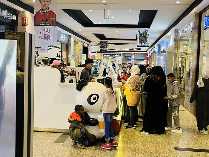 排队买中国奶茶的沙特女性消费者们，受访者供图
