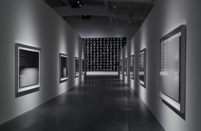 《心经》的262个汉字,是杉本博司于暗室中,用毛笔蘸取显影液或定影液