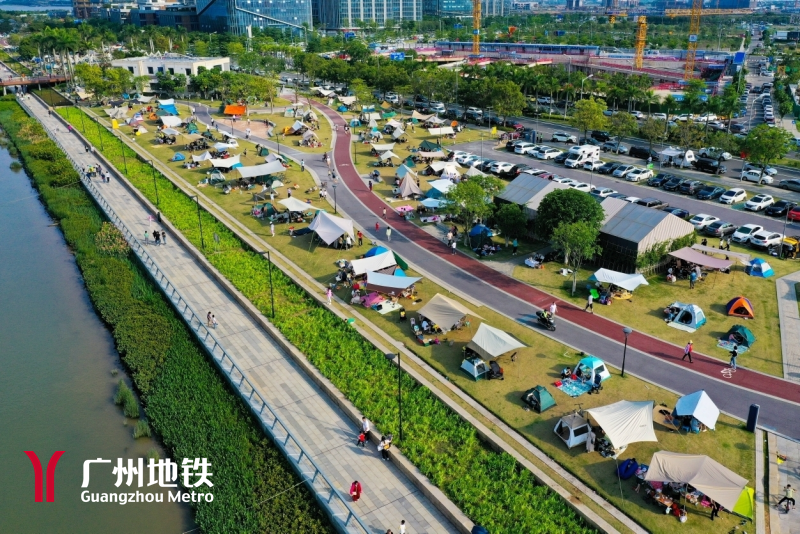 快乐骑行,沿着江边绿道,还可打卡彩色儿童公园,滑梯,彩色连廊,小隧道