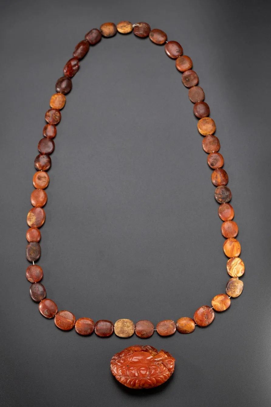 琥珀项链(1986年通辽市奈曼旗青龙山镇陈国公主墓葬出土)华服上身