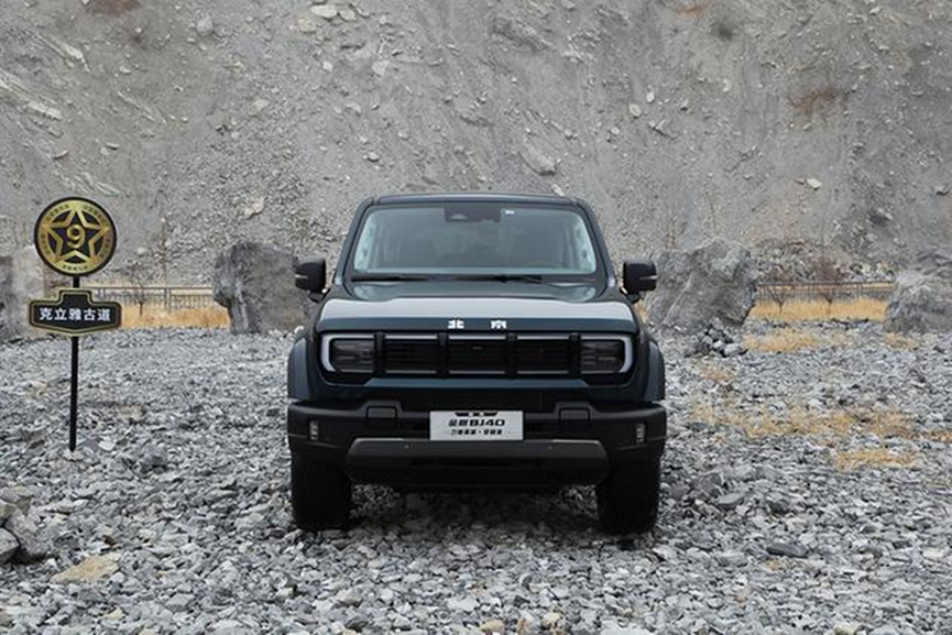 20万级越野老炮bj40刀锋英雄版如何诠释越野不贵