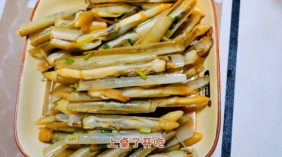 有人带着行李箱,七八个桶,大网兜去挖蛏子…装得满满的!