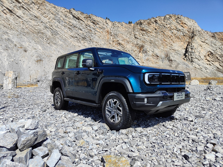 20万级越野老炮bj40刀锋英雄版如何诠释越野不贵