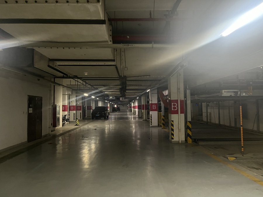 小区机械车库成摆设拆不掉也用不了有居民宁可停在通道里