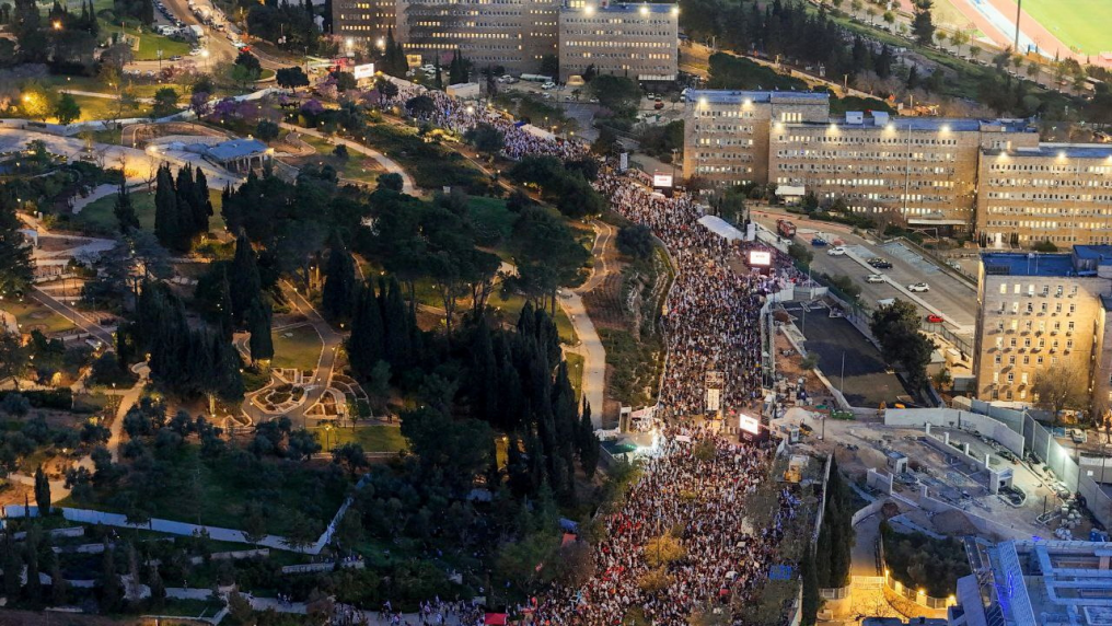 图为当地时间3月31日晚，数万民众在耶路撒冷举行大规模抗议活动  图源：外媒