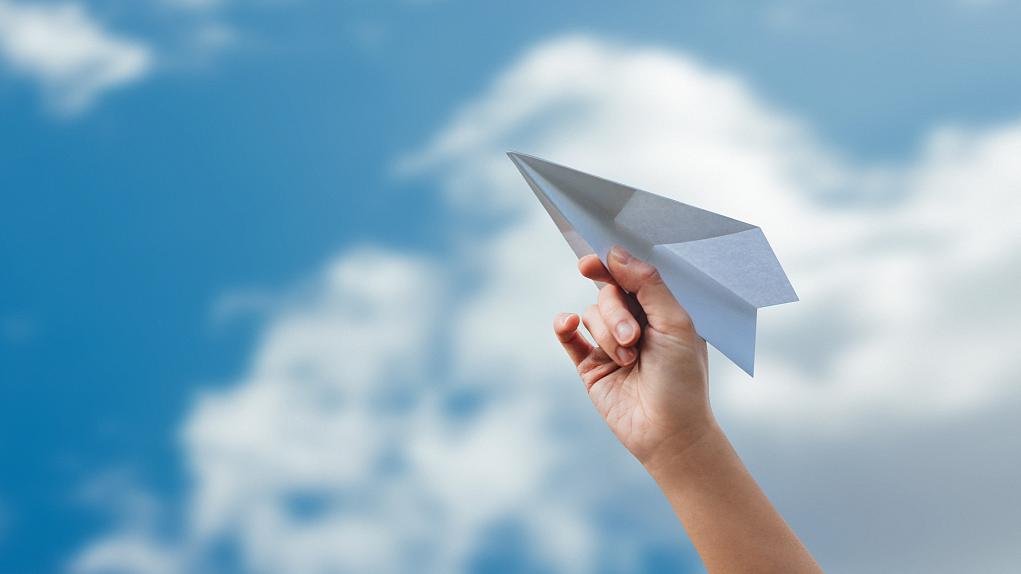 夜读丨童年的纸飞机_新浪财经_新浪网