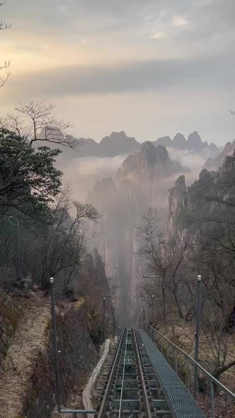 远近高低各不同,有时候通往谷底的路,亦是风景更是盛宴! 好运就在前方_新浪新闻