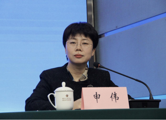 中国木材与木制品流通协会副秘书长杨俊逸主持了本次新闻发布会.