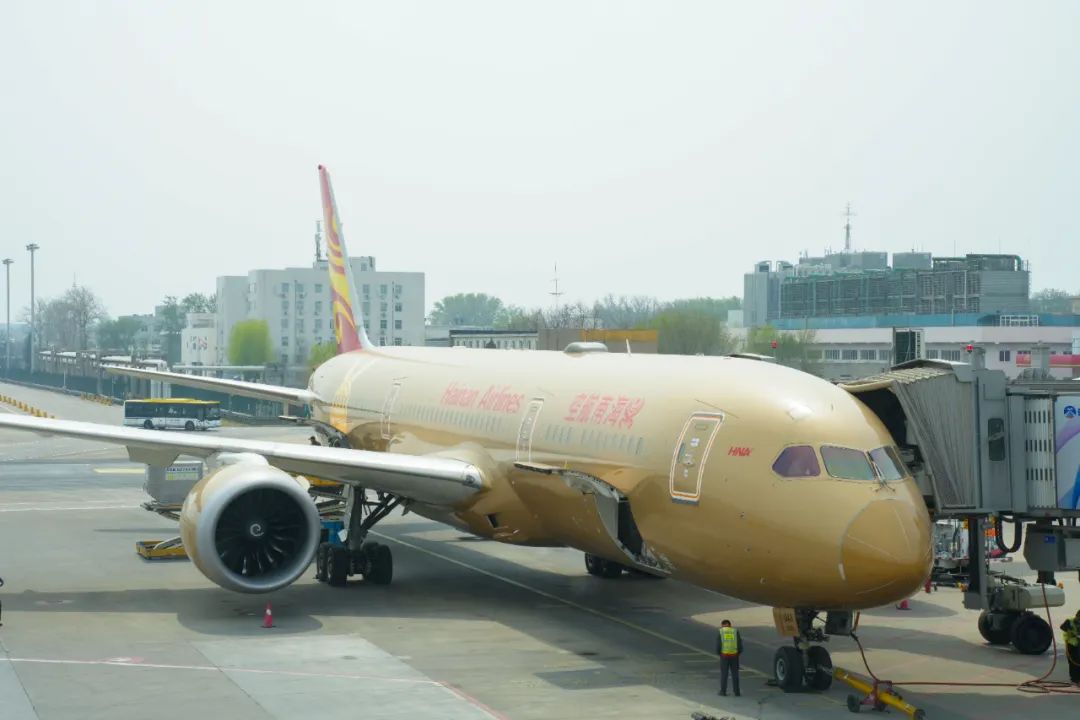 时间13:11,海南航空北京—西雅图hu495直飞航班从北京首都机场起飞,于