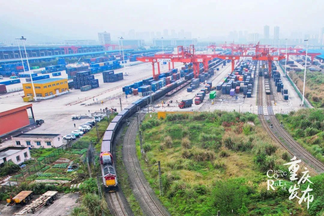 鸟瞰位于重庆市沙坪坝区的团结村铁路集装箱中心站,一片繁忙有序的