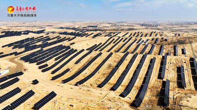 　　近日，米东区北部沙漠光伏基地中绿电乌鲁木齐市米东区350万千瓦光伏项目光伏发电板和相应组件已经安装完毕。记者陈岩摄