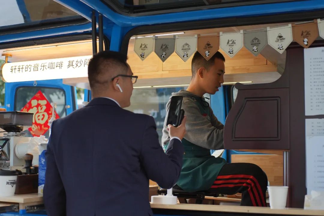 16岁孤独症少年的两个世界