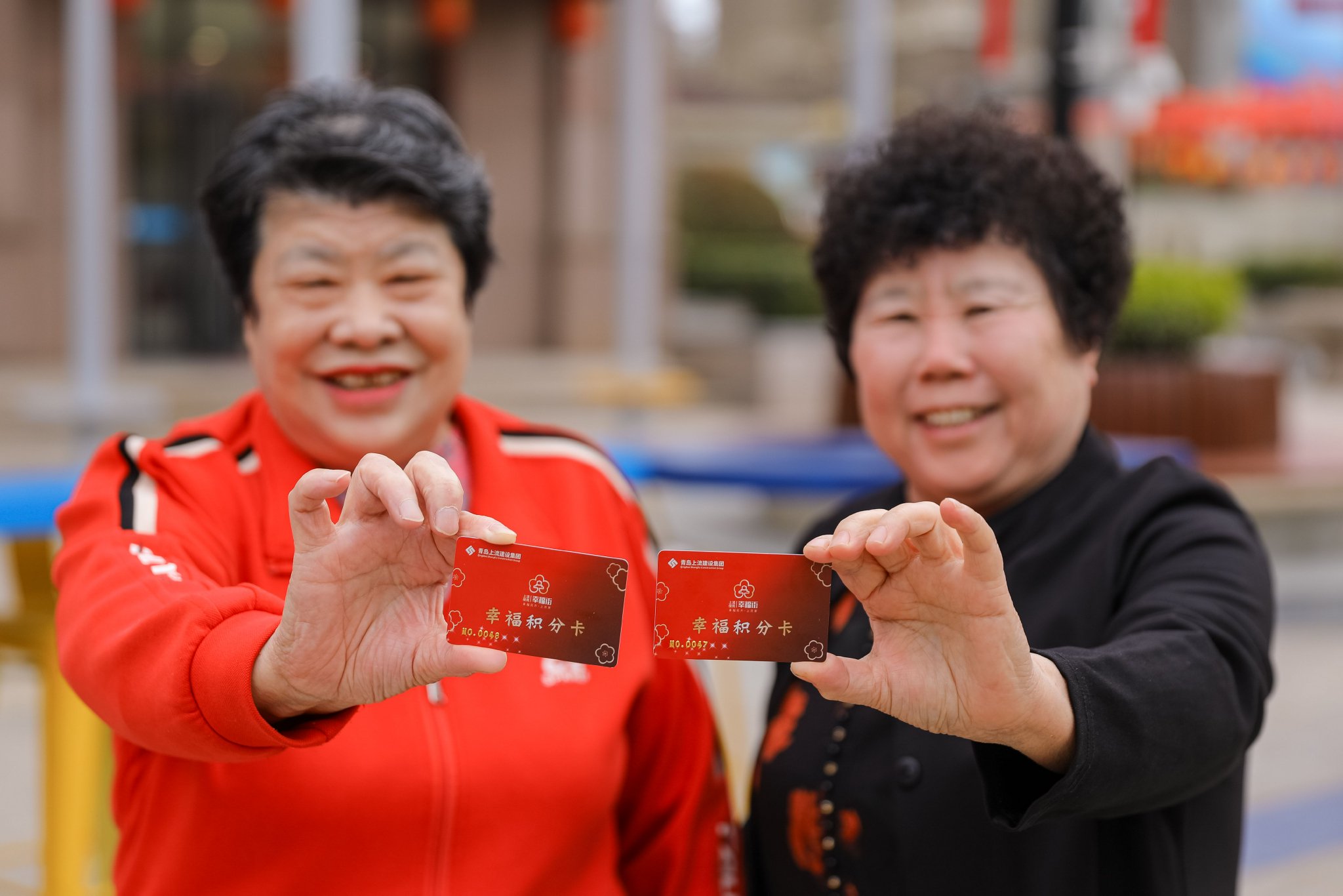 4月2日,社区居民展示"幸福积分卡".张鹰 摄