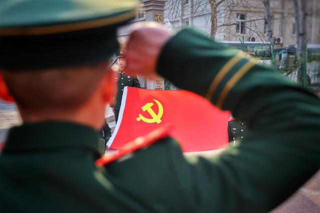 缅怀英烈,武警官兵重温入党誓词