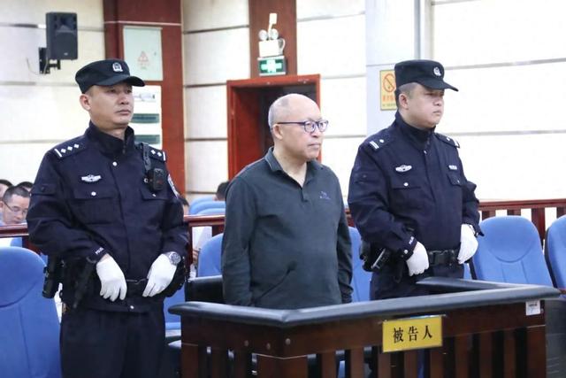被告人何剑波在担任株洲市石峰区区委书记,高新区管委会主任,天元区