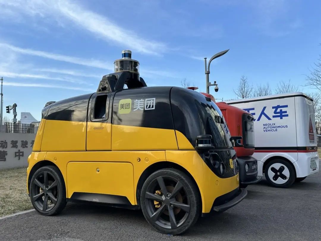 经开区的各种无人车/记者拍摄