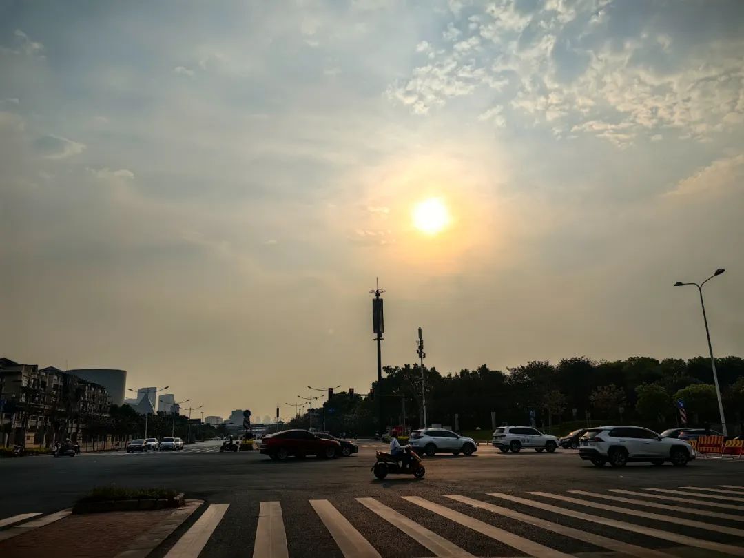 4月2日早晨,南宁街头,阳光比打工人更早"到岗".六六 摄