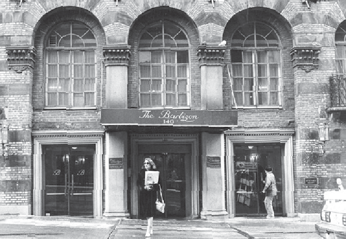 巴比松大饭店，建于“咆哮的二十年代”，1928年敞开大门迎接那些到曼哈顿追求独立生活的女性