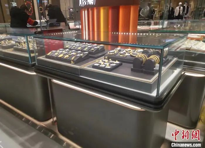 图为某品牌的黄金柜台。中新网记者 谢艺不雅 摄