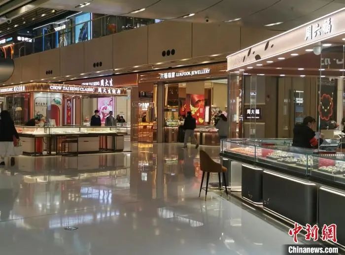 图为某市集的黄金店铺。中新网记者 谢艺不雅 摄