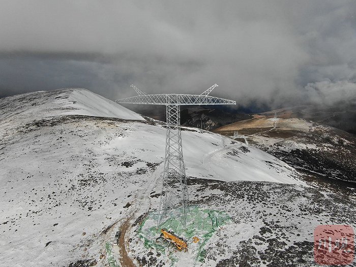 全球海拔最高特高压输电铁塔，位于甘孜巴塘德达乡色烔玛山上的金上—湖北±800直流输电线路工程N0233塔。谌桥 摄