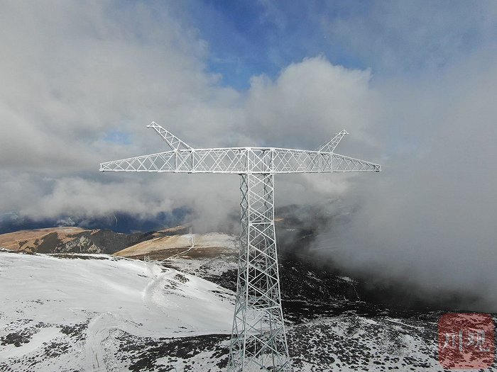 全球海拔最高特高压输电铁塔，位于甘孜巴塘德达乡色烔玛山上的金上—湖北±800直流输电线路工程N0233塔。谌桥 摄