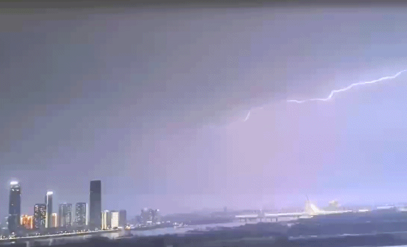 受强对流天气影响,今天白天江西省中北部部分地区出现8~11级大风,最大