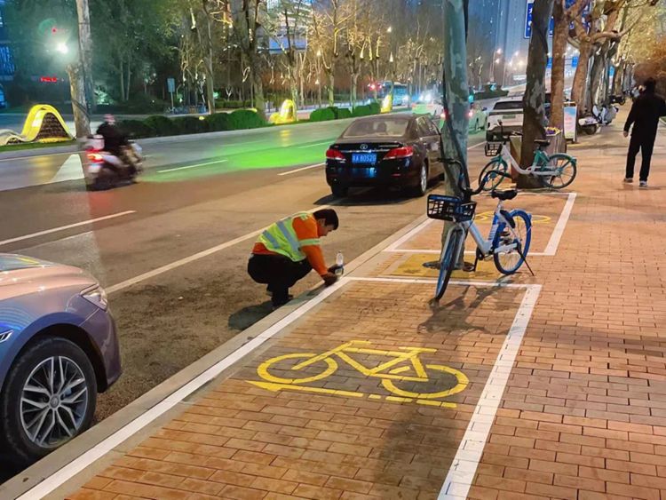 西安路边规划的非机动车停车位(图源:西安高新城管)王晓勇建议,要把堵