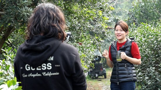 柳倩楠(右)在镜头前介绍产品.