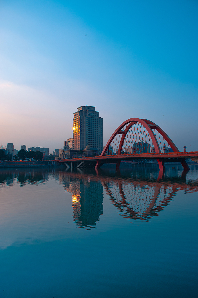 德阳市彩虹桥,图据视觉中国