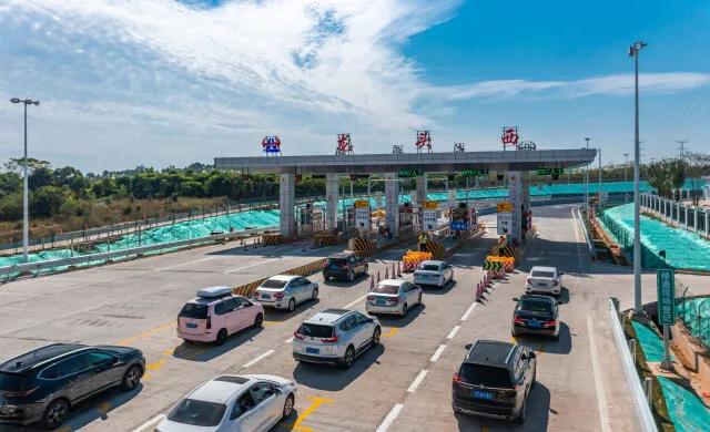 今天下午三点将迎出城高峰假期省内这些路段将出现缓行