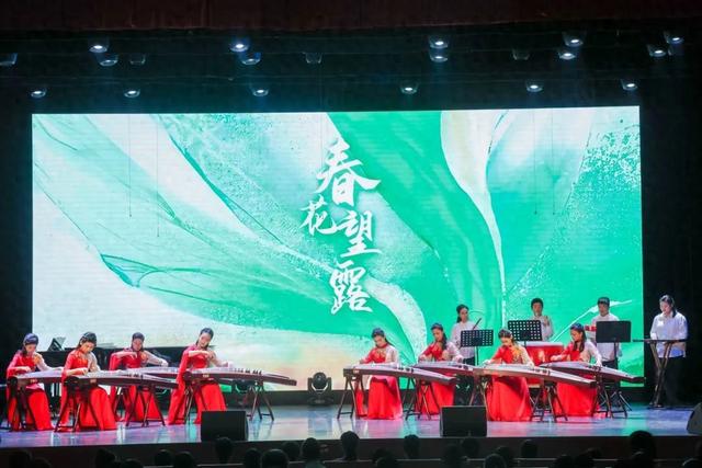 《梁祝》问世的第65年,何占豪在上师大再次执棒指挥_新浪财经_新浪网