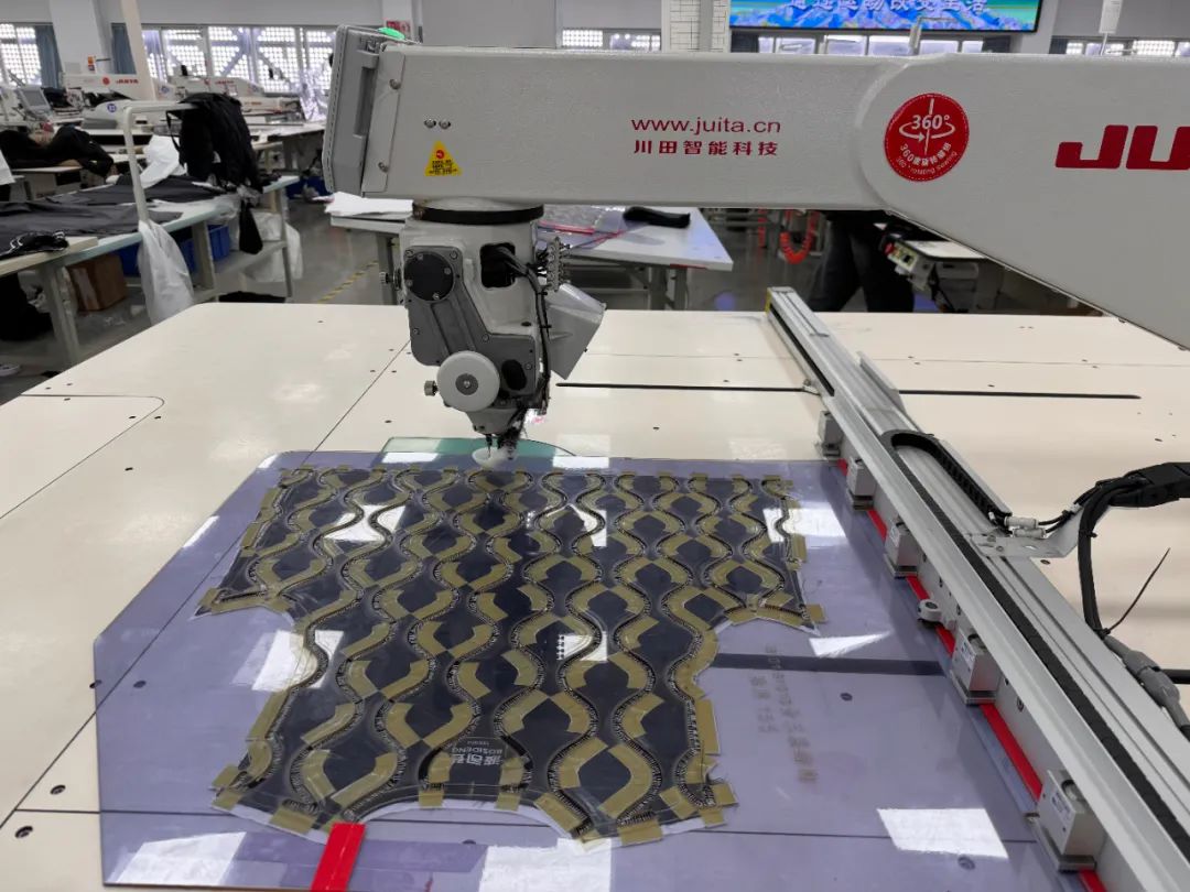 130,-0.24,-2.11%)裁缝"正高速运作.它们,就是智能模板机.