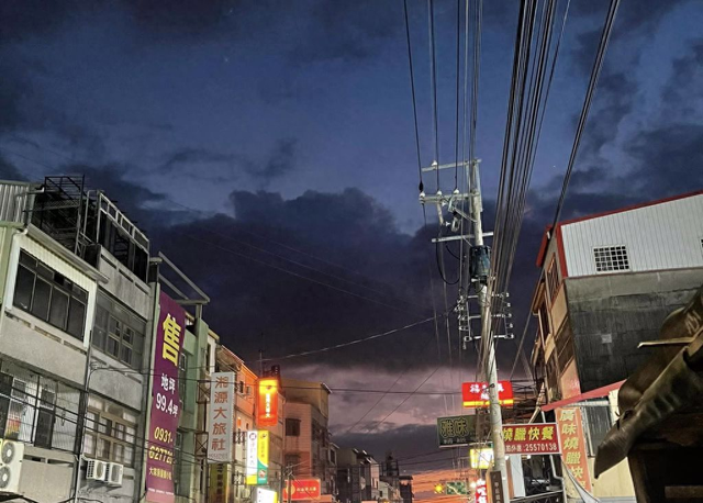 2日，一名岛内网友在脸书分享的“天空怪异美照”图源：台湾中时新闻网引自社交媒体
