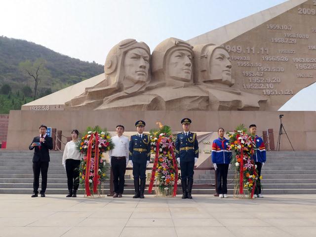 北京这所中学师生清明祭奠航空英烈