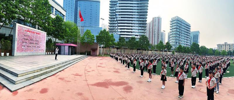 南宁市滨湖路小学教育集团师生在2024年"静心悦读 点亮梦想"读书节