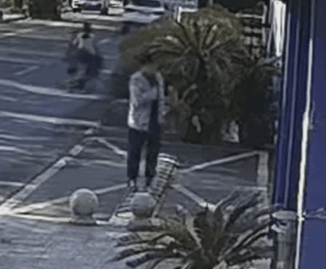 赶忙上前询问其情况捂着胸口蹲堵在派出所大门口所长马志荣看见一小伙