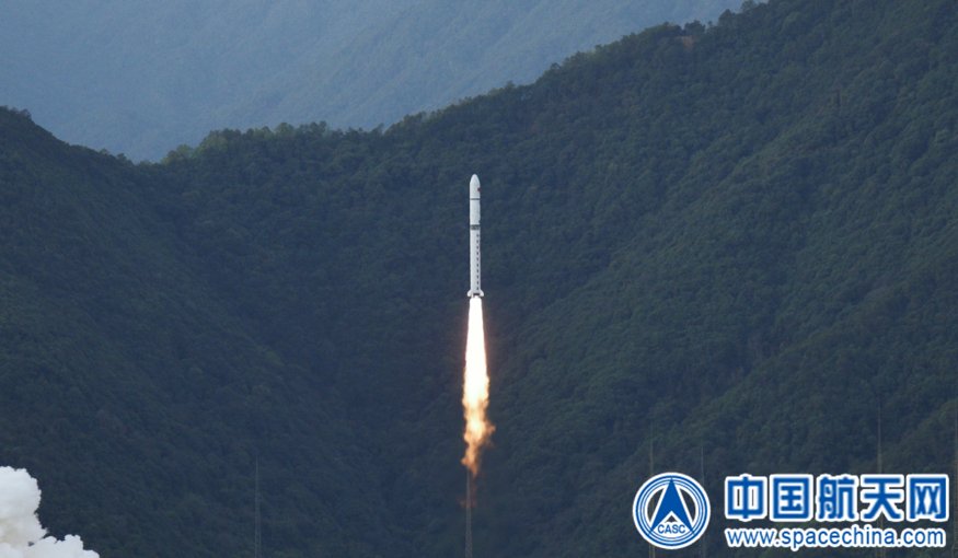 摄)遥感四十二号01星和执行本次任务的长二丁火箭由中国航天科技(8