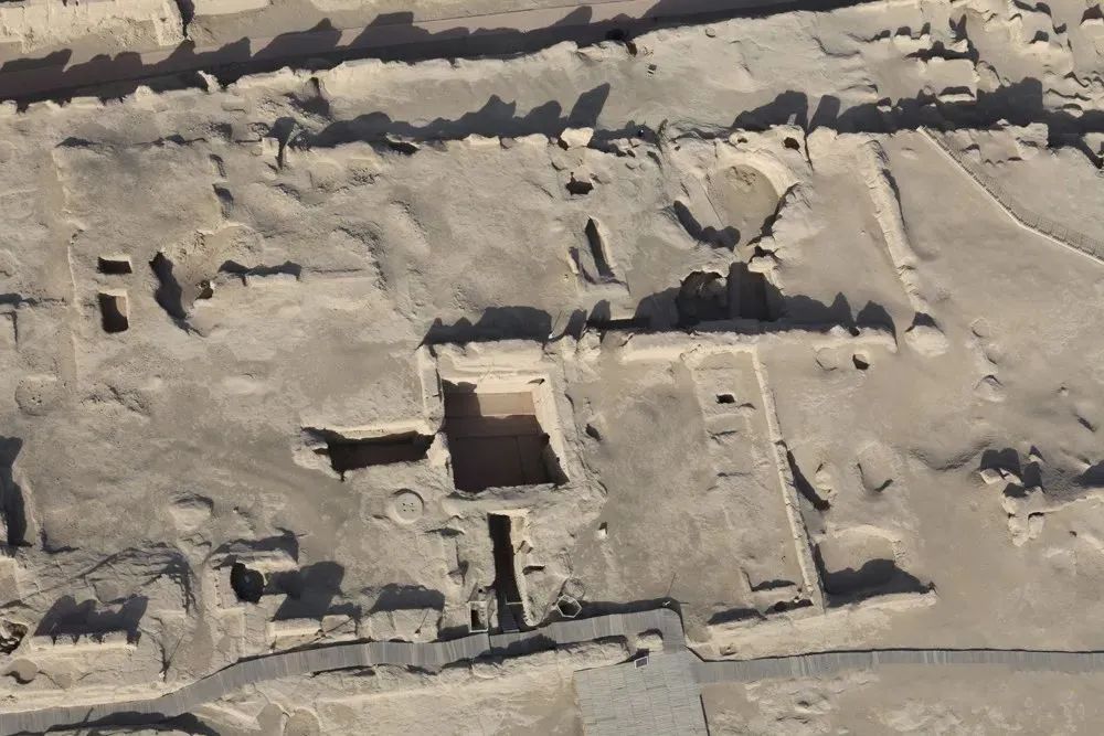 交河故城交河城至少自西汉开始,便已经成为西域的一座军事重镇,其后