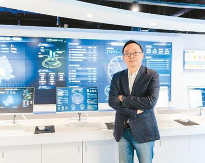 姜锋在上海“一网通办”展示图前留影。受访者供图
