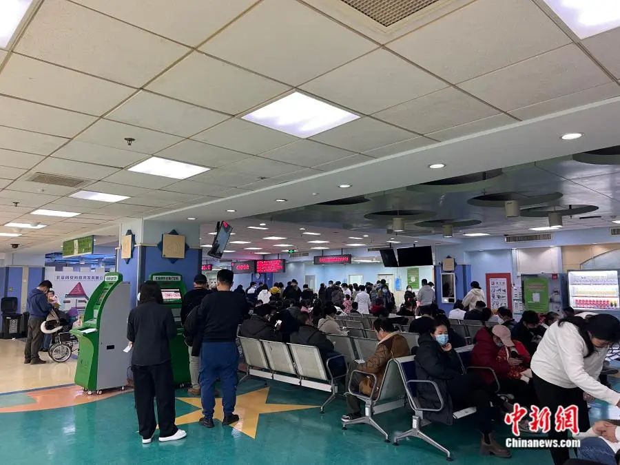 资料图:某儿童医院门诊,排队就诊的人们.张钰惠 摄