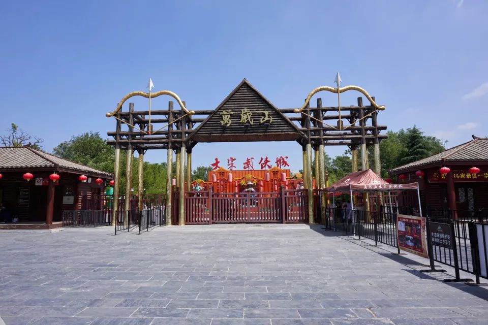 "前两天去旅游的时候,万岁山景区和清明上河园里挤满了游客,不敢想象