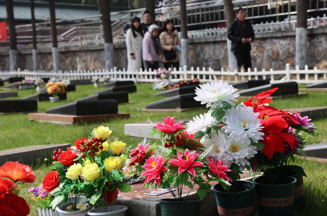 ▲3月16日，江苏南京，清明节将至，墓园内鲜花祭扫的场景随处可见