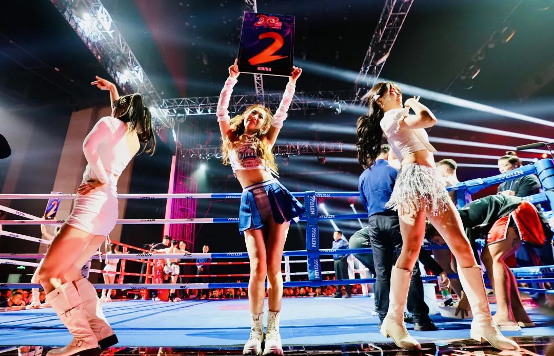 宝贝舞蹈表演之后,主持人关枫热情洋溢介绍了武林风二十年来的发展