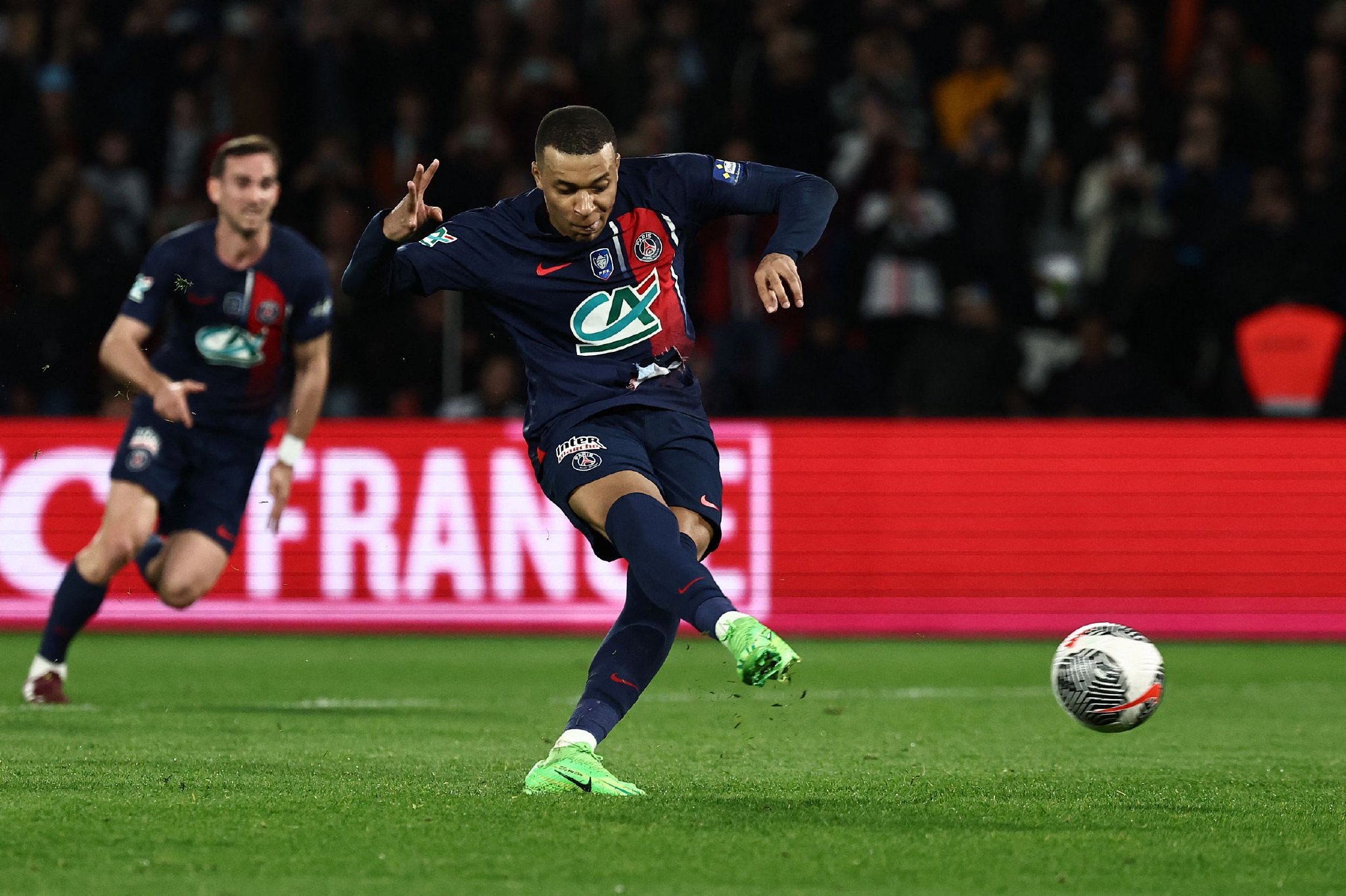 姆巴佩上半场第37分钟射丢点球.