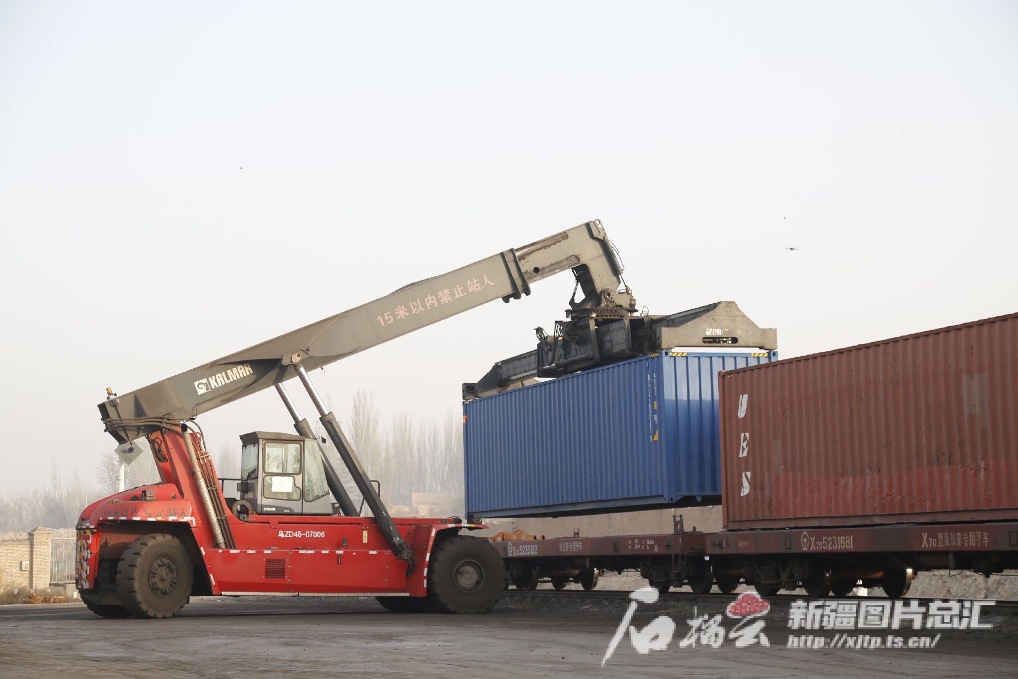 4月2日,喀什铁路货场内,工作人员正在吊装集装箱.杨乐摄