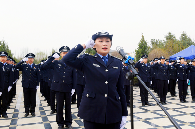 cn)注意到,近年来,每逢清明节,类似马怡琳这样的英模子女重启警号的